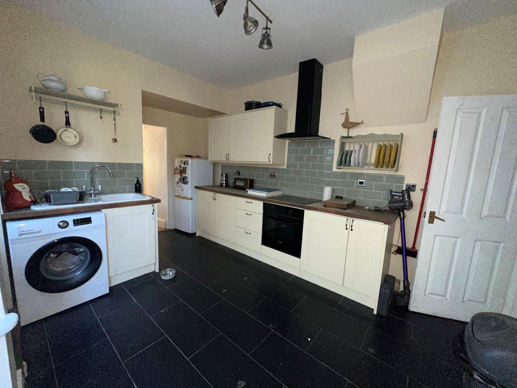 Lot: 166 - TWO-BEDROOM GROUND FLOOR FLAT WITH GARDEN - Kitchen off the hallway